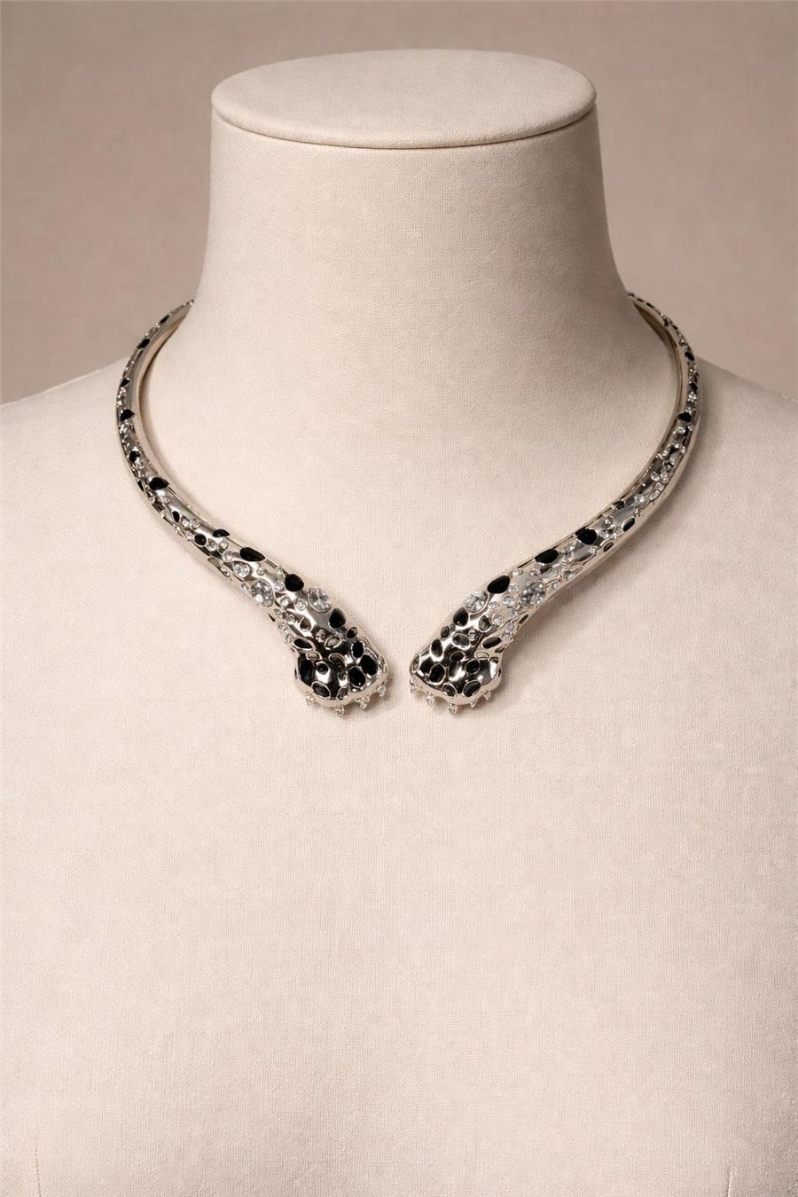 Luna Leopar Figürlü Siyah Taş Gümüş Renk Çelik kasnak Kolye